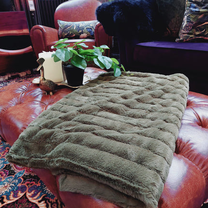 Throw Faux Fur in Ribbed Olive Green