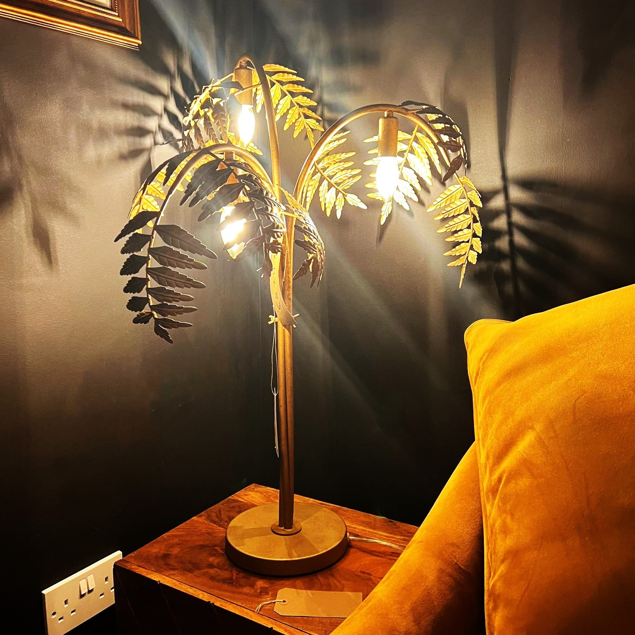 Gold palm leaf table outlet lamp