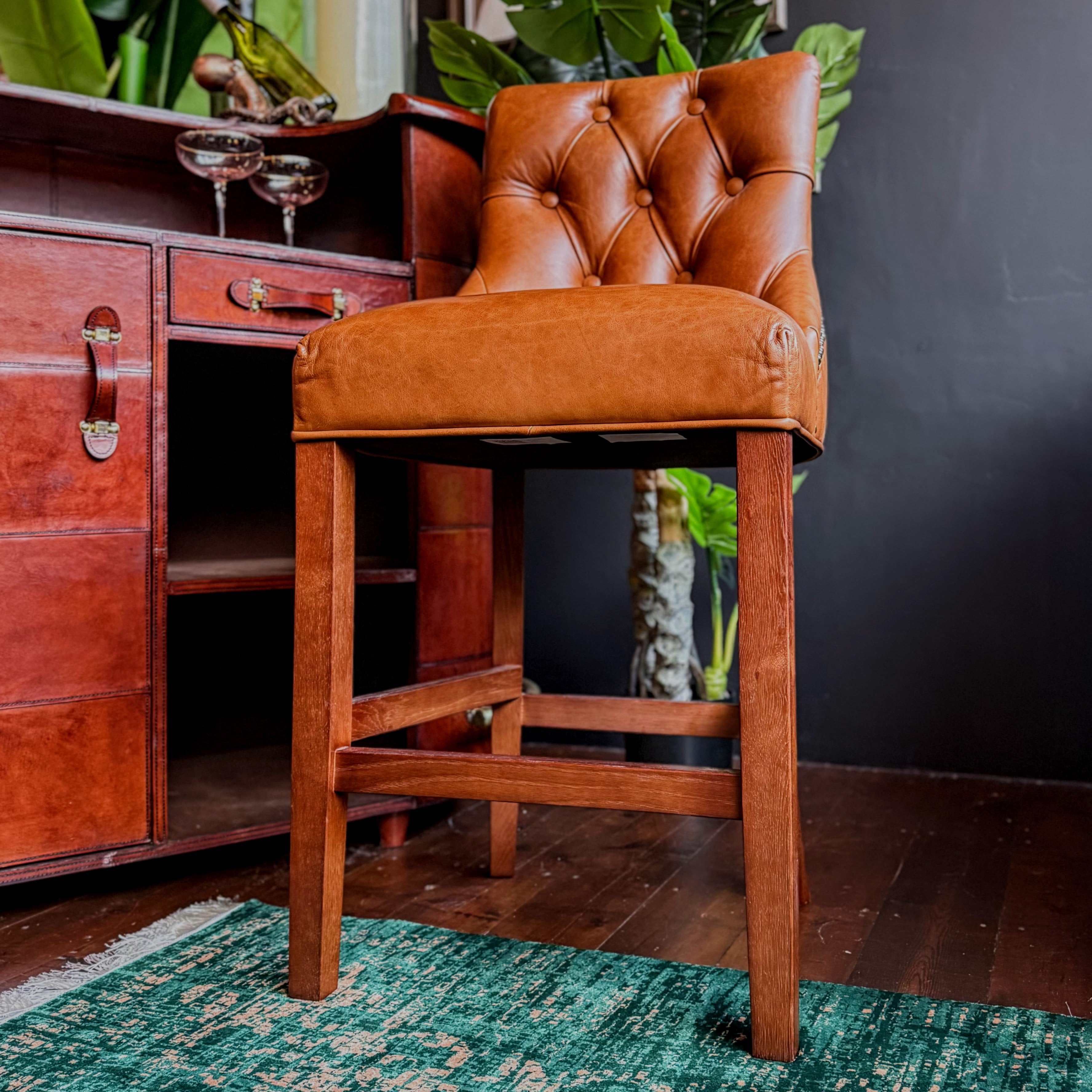 Oskar Chesterfield Bar Stool in Amalfi Brandy Leather – Vintage Sofa