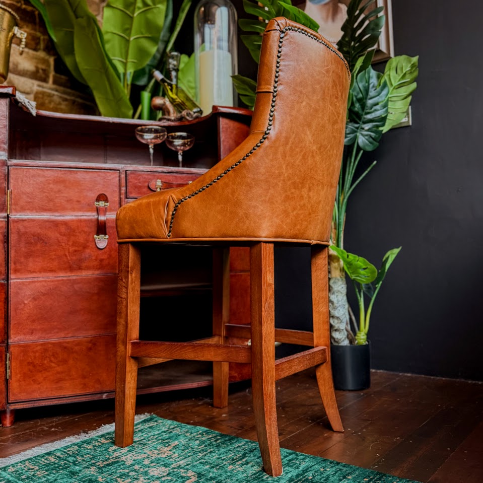 Oskar Chesterfield Bar Stool in Amalfi Brandy Leather – Vintage Sofa