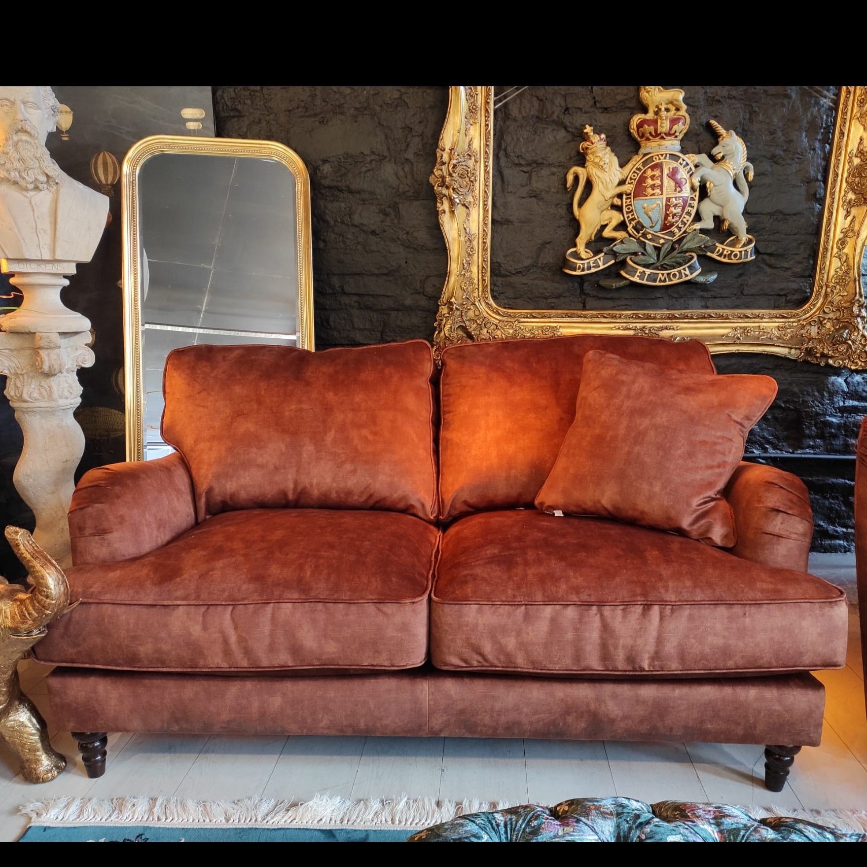 Second hand velvet deals sofa